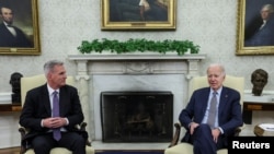 Kryetari i Dhomës së Përfaqësuesve, Kevin McCarthy, gjatë takimit në Shtëpinë e Bardhë me presidentin amerikan, Joe Biden. 