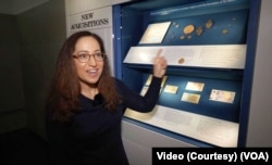 Кураторка Національної нумізматичної колекції США Еллен Файнгольд демонструє колекцію українських грошей