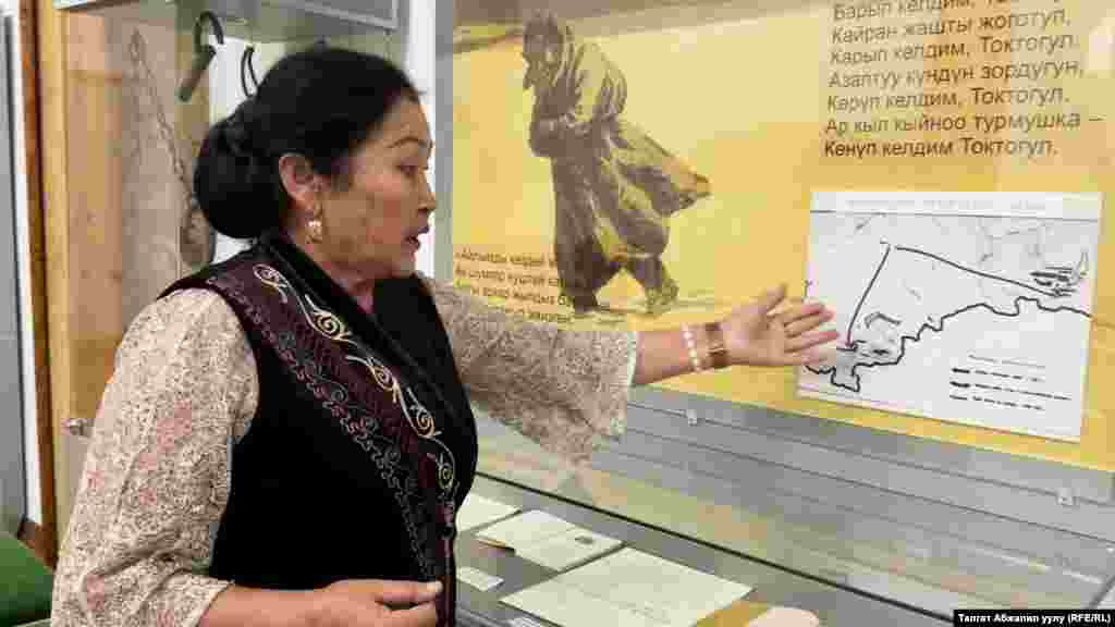 Гүлмира Осмонова акындын Сибирден кайтып келе жаткандагы жол картасын көрсөтүп берип жатат.