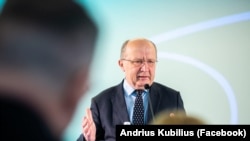 «Плани агресії Путіна проти нас, країн-членів ЄС і НАТО, можуть бути зупинені лише силою з нашого боку і з боку України. Тому нам потрібно відкласти в бік наші окуляри мирного часу»