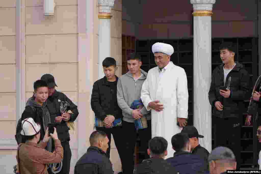 Бишкек шаарындагы Имам Сарахси атындагы борбордук мечитте бүгүнкү айт намазга 10 миңден ашуун адам чогулган. Бул жолку Айт намаз өлкөнүн бардык аймактарында мечиттерде гана окулду.