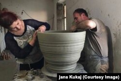 Procesi i punës së formësimit të enëve prej balte në punishten e Jana Kukajt.