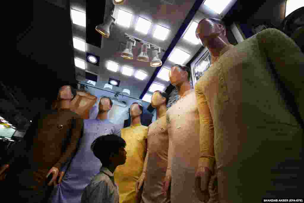 Ljudi posjećuju pijacu za kupovinu uoči muslimanskog praznika Ramazanskog bajrama, koji obilježava kraj muslimanskog svetog mjeseca ramazana, u Karačiju u Pakistanu.