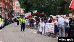 تصویری بر گرفته از ویدئو، از تجمع اعتراضی مخالفان جمهوری اسلامی در مقابل کنسولگری ایران در لندن