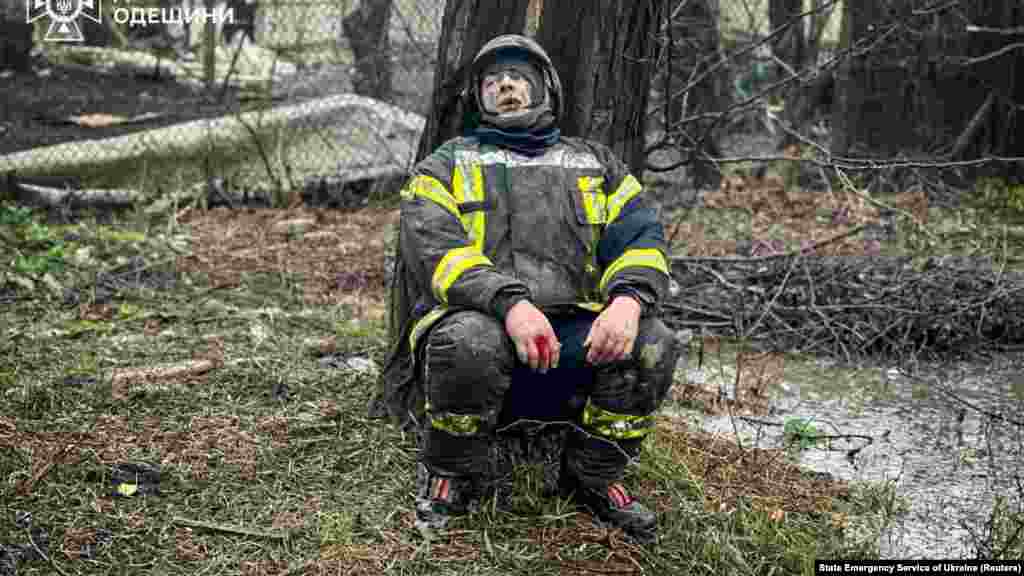 Egy sérült mentőszolgálatos a támadás után, amelynek során bajtársai az életüket vesztették.&nbsp;Egy orvost és egy mentőst is megölt a második rakéta, miután a helyszínre siettek, hogy ellássák az első csapásban megsérült embereket. Helyi tisztviselők és az országos rendőrség közölte, hogy a halottak között rendőrök is vannak, köztük legalább két magas rangú tiszt. A város egy korábbi alpolgármestere is meghalt