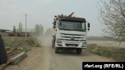 Барактын тургундарынын жүгүн салган машине