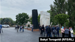 Апрель ыңкылабынын катышуучулары жана ушул окуяда каза болгондордун жакындары. 23-май, 2023-жыл. 