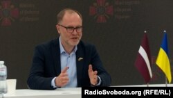 «В Європі близько 2 мільйонів солдатів, тобто 2 мільйони у формі. Тож насправді ми можемо зробити багато. Інше питання, наскільки ми ефективні, наскільки здатні сформувати мобільні сили»