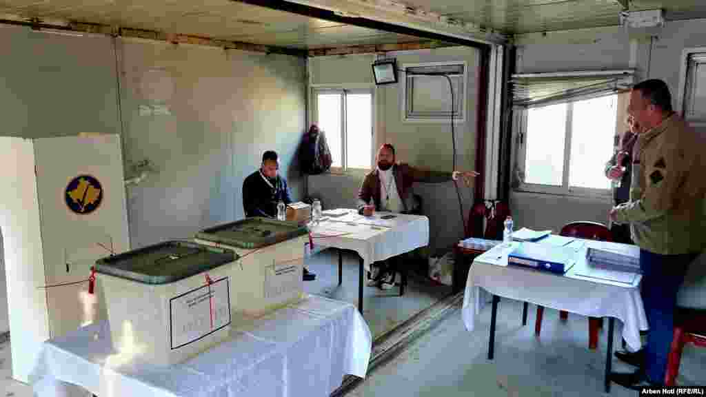  Qendër e improvizuar votimi në Zveçan. &nbsp; 