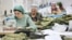На швейній фабриці військового одягу та уніформи в Грозному отримують вищу за середню зарплату через брак робочої сили
