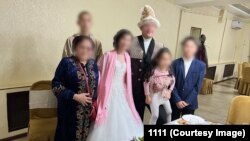 Вадим менен Айжандын үйлөнүү үлпөтү (коопсуздуктан улам Вадим менен Айжандын үй-бүлө мүчөлөрүнүн жүздөрүн ачык көрсөтө албайбыз) 