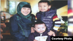 Шинжаңда камалган 37 жаштагы Миясар Мухадам жети жылдан бери балдардын көрө элек. 