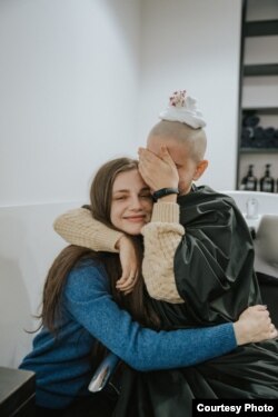 Юліна подруга Каріна підтримувала її під час обрізання волосся на благодійній вечірці Goodbye Hair.