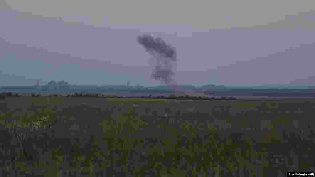 Az orosz ágyúzásból származó füst látható a front közelében, Bahmut mellett. Az oroszok támadásba lendültek a keleti front egyes szakaszain &ndash; mondta el Maljar. &bdquo;Bahmut térségében előrenyomulunk, miközben az ellenség folytatja támadásait Liman, Avdijivka és Marjinka irányában&rdquo; &ndash; tette hozzá