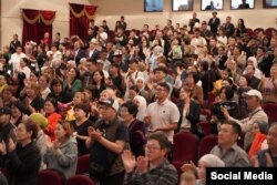 Баткен театрынын "Ыйык жандар" спектаклине келген көрүүчүлөр.