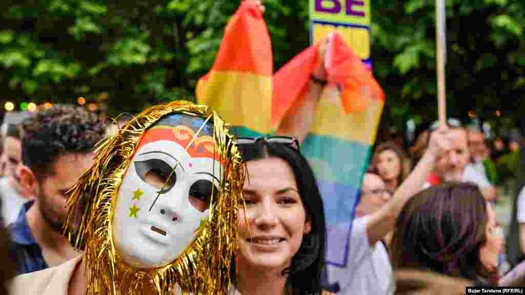 Por, duhet rikujtuar edhe që, pavarësisht mbajtjes së këtyre paradave,&nbsp;Kosova renditet si vendi më pak mikpritës për personat e komunitetit LGBTI+ në mesin e vendeve të Ballkanit dhe më keq se vendet e Bashkimit Evropian, sipas një raporti të publikuar në mars të këtij viti,&nbsp;nga Spartacus Gay Travel Index.