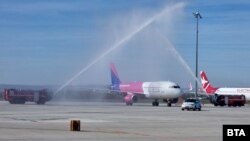 Пожарни коли посрещат с водна арка първия самолет, кацнал на летище Варна, след като България стана част от Шенгенското пространство по въздух и вода, 31 март 2024 г.