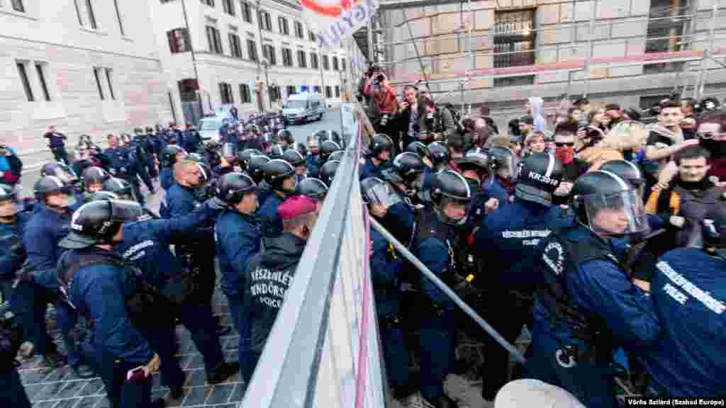 Erre akkor&nbsp;a rendőrség indoklása szerint&nbsp;azért volt szükség, mert a be nem jelentett&nbsp;&bdquo;gyűlés több résztvevője agresszívan lépett fel a rendőrökkel szemben&rdquo;