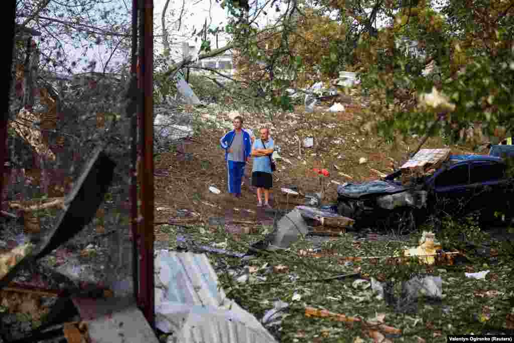 Stanovnici Kijeva istražuju štetu nakon ranojutarnjeg raketnog napada.