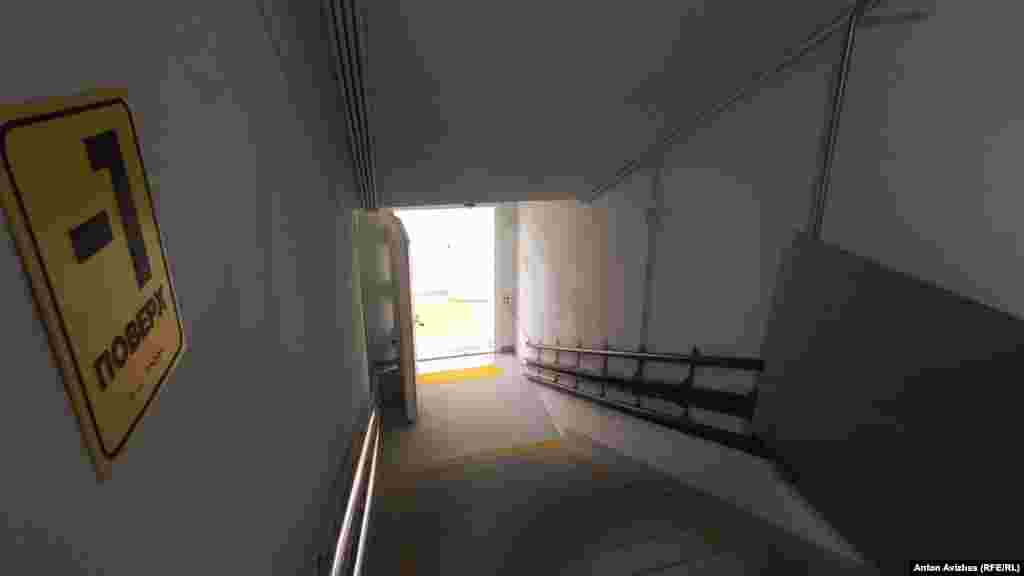 Az orosz határtól kevesebb mint harmincöt kilométerre fekvő Harkivban megnyílt az első föld alatti iskola. A speciális intézményre a szinte mindennapos orosz rakétatámadások miatt van szükség.&nbsp;Az iskola bejáratát biztonsági okokból nem hozták nyilvánosságra