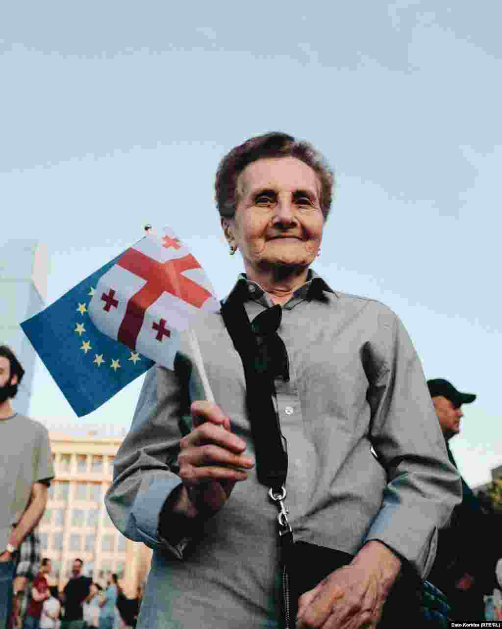 Протестувальниця біля будівлі парламенту тримає в руці прапори Грузії та ЄС. Розгляд законопроєкту у другому читанні заплановане на 17 травня. Президентка Грузії Саломе Зурабішвілі заявила ЗМІ, що накладе вето, якщо він буде схвалений. Однак вона попередила, що правляча партія &laquo;Грузинська мрія&raquo; має достатньо голосів, щоб подолати президентське вето