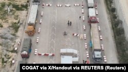 Humanitarni kamioni čekaju na graničnom prelazu Kerem Shalom, 12. decembar 2023. 