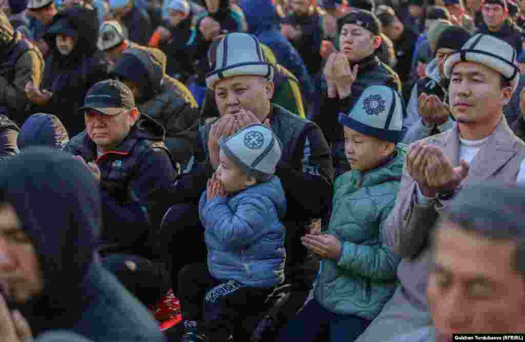 На праздничную молитву бишкекчане и гости столицы приходят семьями.&nbsp;