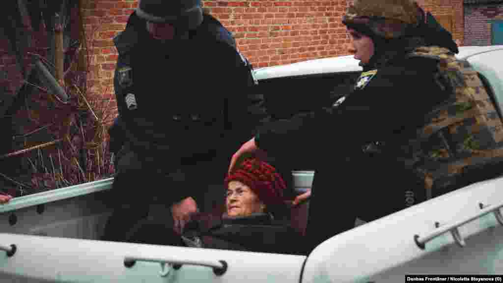 Egy idős nőt evakuálnak otthonából Velika Piszarivkában, az északkelet-ukrajnai Szumi területen március 18-án. A hatóságok versenyt futnak az idővel az orosz határtól hét kilométerre fekvő településen élők kitelepítésében