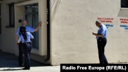 Policija u Severnoj Mitrovici uklanja postere posvećene Aleksandru Vučiću, 30. juna 2024.