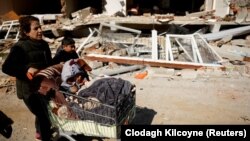 Түркияда үй-жайсыз калган үй-бүлө.