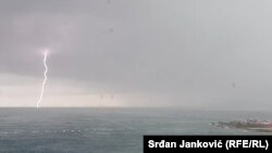 "Najvjerovatnije su ih, dok su plivali, talasi bacili na stijene", kazao je pomoćnik direktora Uprave pomorske sigurnosti i upravljanja lukama Žarko Lukšić. 