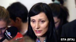 Вицепремиерката и министърка на външните работи Мария Габриел посрещна евакуираните българи на летището в София.