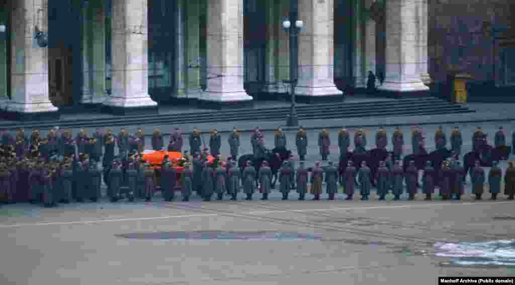 Sicriul lui Stalin trece pe lângă Ambasada SUA, pe 9 martie 1953. Fotografiile lui Manhoff sunt considerate singurele imagini color neoficiale făcute la înmormântare. &nbsp;