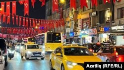 A Török Köztársaság századik évfordulójára feldíszített utca Isztambulban 2023. október 29-én