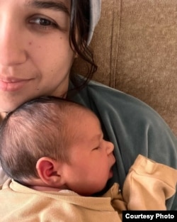 Тимофій Гайдаржи разом з мамою Анною. Фото з особистого архіву родини