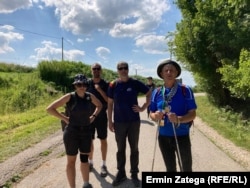 S Dejanom i Jelenom je i Mirko Medenica, advokat iz Beograda (drugi desno).