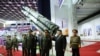 Președintele nord-coreean Kim Jong Un și ministrul rus al Apărării, Serghei Șoigu la o expoziție de arme, Phenian, Coreea de Nord, 27 iulie 2023.