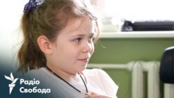 Батька вбило на очах, а її поранило осколками. За дівчинку боряться лікарі і нова мама (відео)
