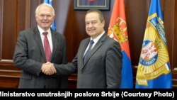 Ambasador SAD u Srbiji Kristofer Hil na sastanku sa ministrom unutrašnjih poslova Srbije Ivicom Dačićem u Beogradu, 17. juna 2024. 