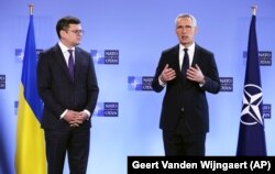 Министр иностранных дел Украины Дмитрий Кулеба и генеральный секретарь НАТО Йенс Столтенберг во время встречи в штаб-квартире НАТО в Брюсселе 4 апреля 2023 года