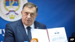 Мілорад Додік, проти якого Сполучені Штати запровадили санкції, у травні підтримав пропозицію, яка передбачала «від’єднання» Республіки Сербської від Боснії
