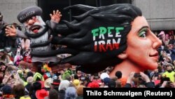 "Slobodni Iran" stoji na balonu tokom karnevala u Dizeldorfu 20. februar 2023. 