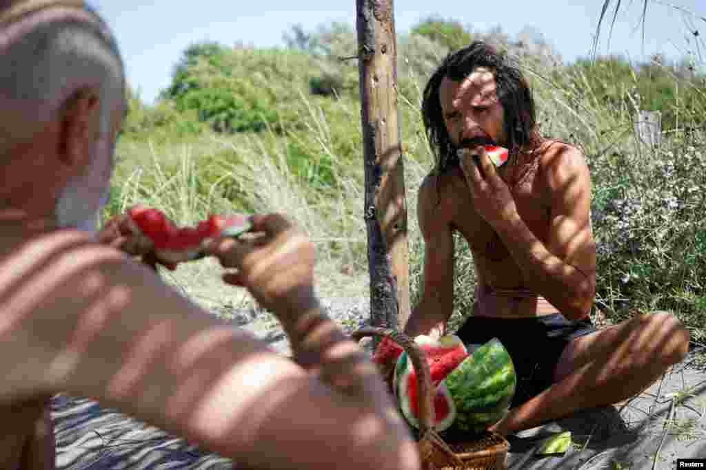 Rashlađivanje uz hladnu lubenicu u Barbani kod Ulcinja, Crna Gora, 19. juna 2024.