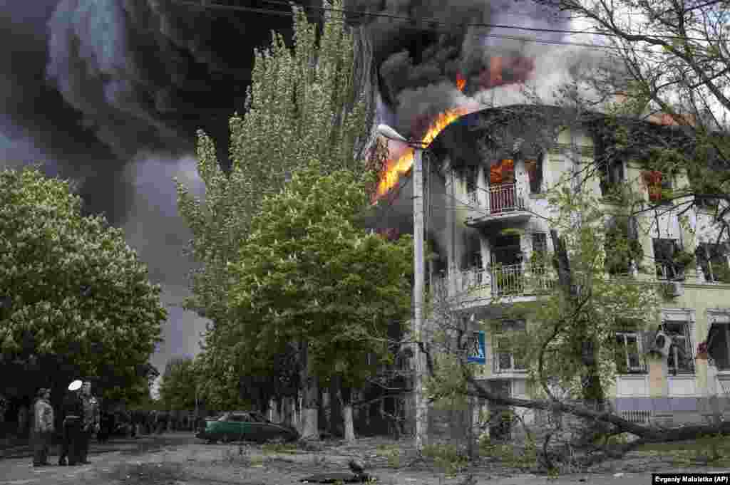 O clădire a poliției din centrul orașului Mariupol arde pe 9 mai 2014 La 9 mai, trupele ucrainene au lansat un asalt asupra unei clădiri de poliție din centrul Mariupol, în circumstanțe care rămân controversate. Mai multe persoane au fost ucise în luptele din acea zi.&nbsp;