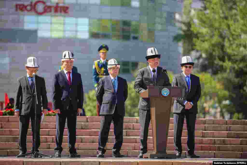 Майрамдык салтанатта сөз сүйлөгөн Төрага Нурланбек Шакиев Улуу Жеңиш майрамы мекенчилдиктин жана элдин тайманбас эрдигинин үлгүсү экенин белгиледи. Мамлекеттик катчы Сүйүнбек Касмамбетов президент Садыр Жапаровдун куттуктоосун окуп берди.