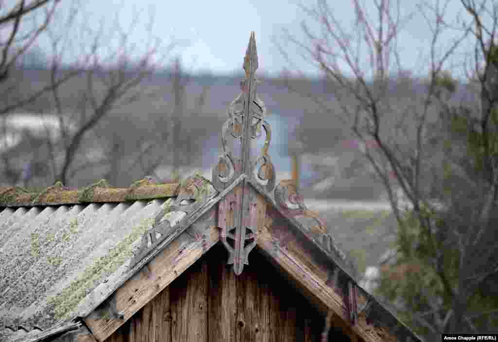 Se spune că &bdquo;șerpii&rdquo; care se încolăcesc de o parte și de alta a ornamentului principal ar proteja&nbsp; casa de spiritele rele.