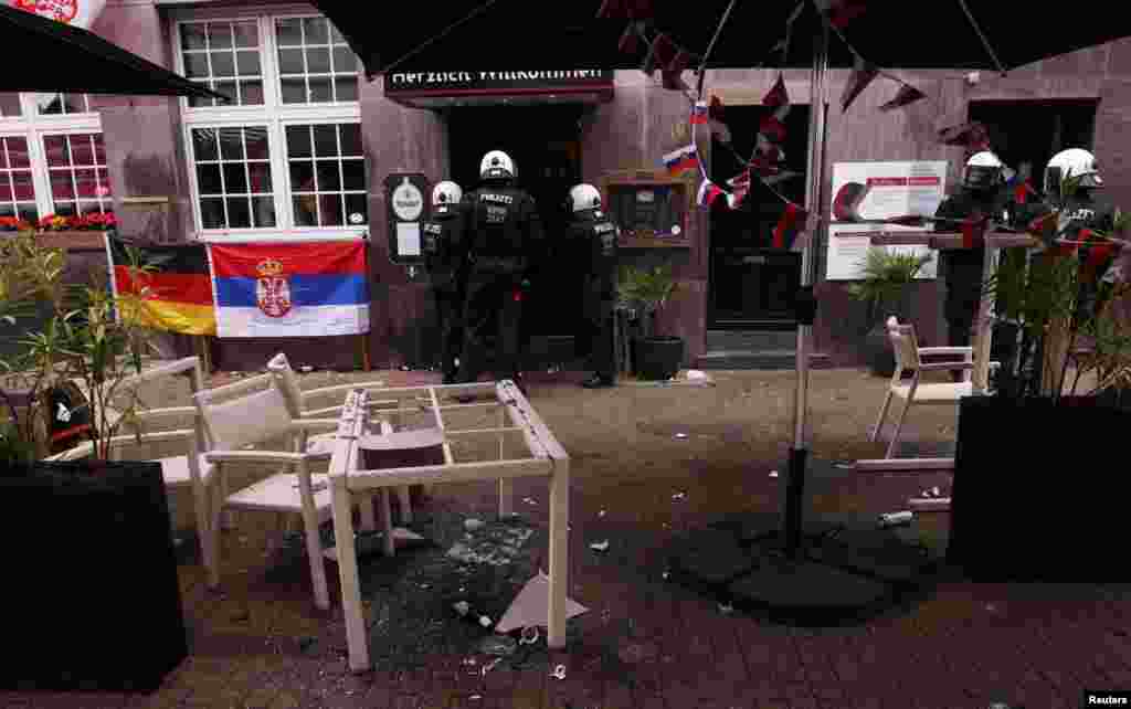 Razbijeni inventar restorana, 16. juni 2024. Sedam navijača reprezentacije Srbije privedeno je nakon sukoba u njemačkom gradu Gelzenkirhenu pred utakmicu Evropskog prvenstva protiv Engleske, saopštila je njemačka policija.