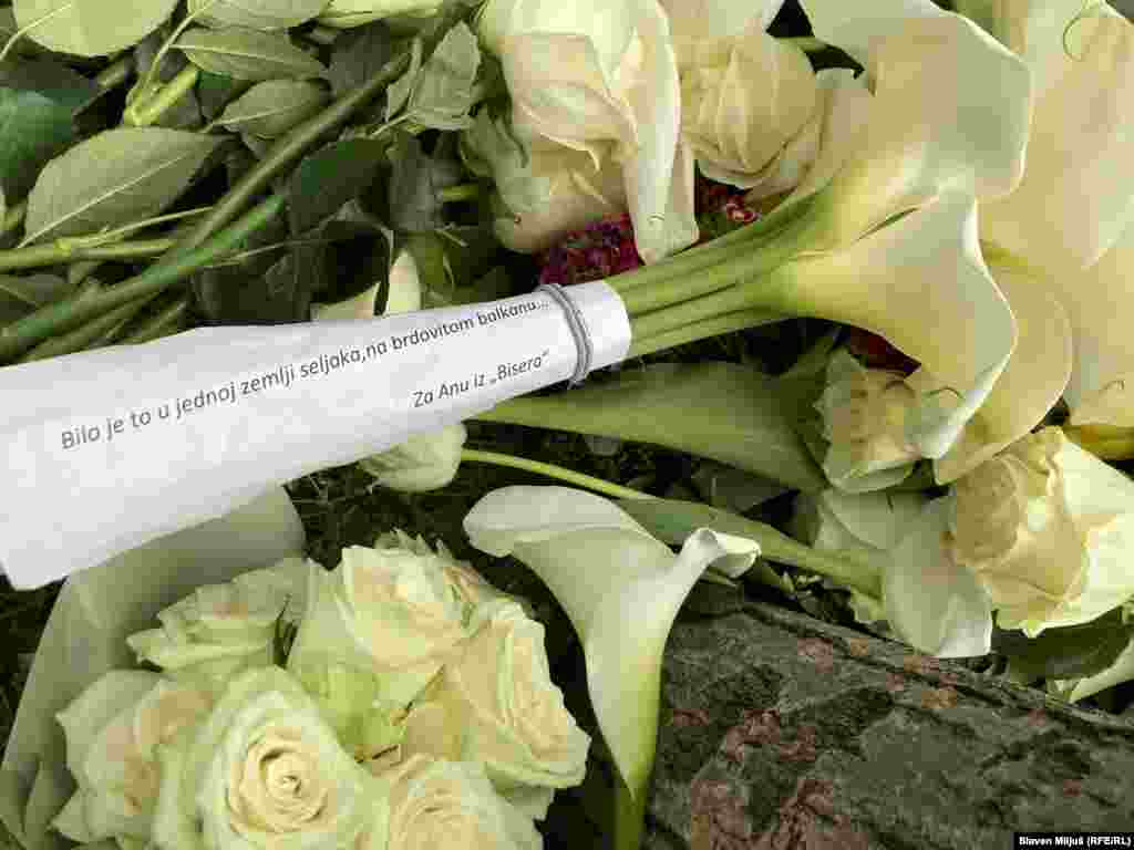 Qytetarët sjellin zambakë të bardhë, dhe një buqetë ka të shkruar një varg nga kënga &quot;Përrallë e përgjakur&quot;.