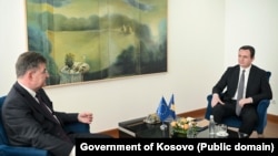 I dërguari i posaçëm i Bashkimit Evropian për dialogun Kosovë-Serbi, Mirosllav Lajçak gjatë takimit me kryeministrin e Kosovës, Albin Kurti, më 4 korrik 2023.