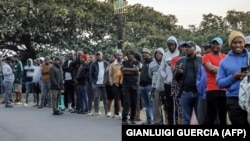 Glasači stoje u redu ispred biračkog mesta u Umlazi, Južna Afrika, 29. maj 2024.